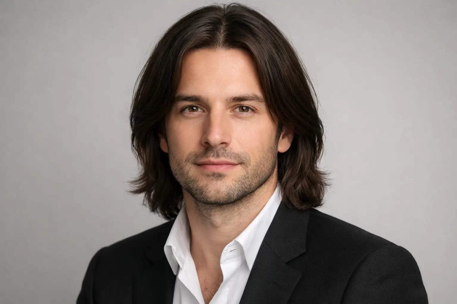 The Classic Shoulder-Length Cut for Oval Faces